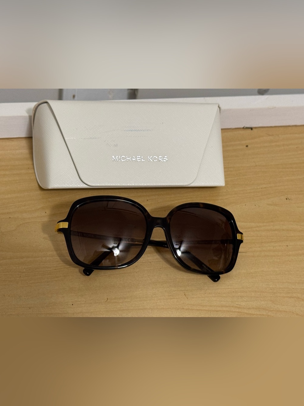 New Never Worn Michael Kors Sunglasses w/ Matching case